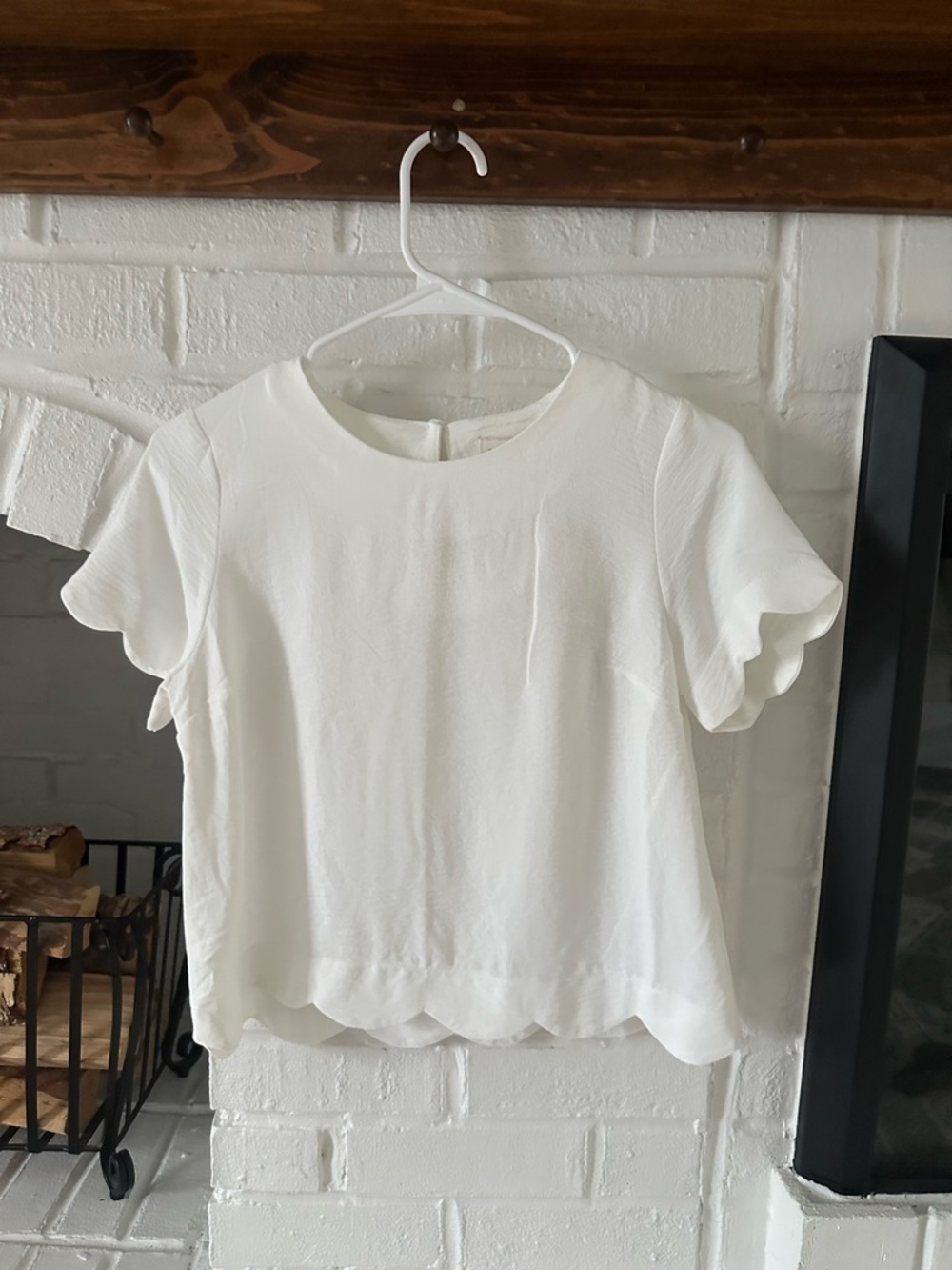 Women’s White Scallop Hem Short Sleeve Top